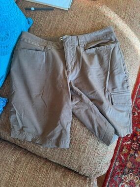 REI CARGO SHORTS  BACK SNAP POCKETS